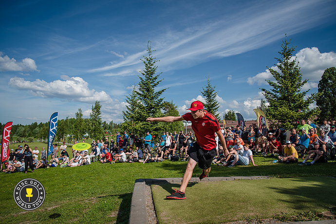 Count Simon Lizotte among the more than 80 percent of disc golfers who have suffered an injury. Photo: Eino Ansio, Disc Golf World Tour
